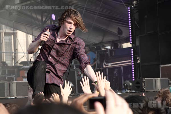 PALMA VIOLETS - 2013-07-18 - PARIS - Parvis de l'Hotel de Ville - Chilli Jesson